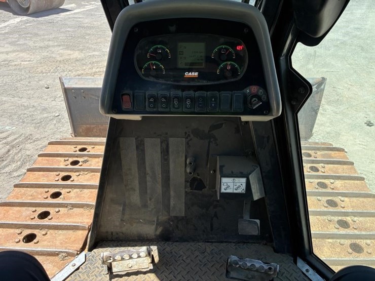 2016-case-850m-image-20