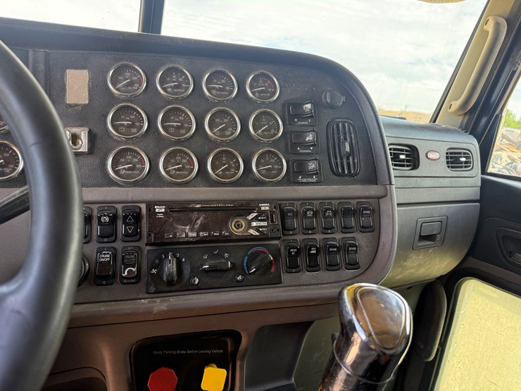 2014-peterbilt-389-image-12