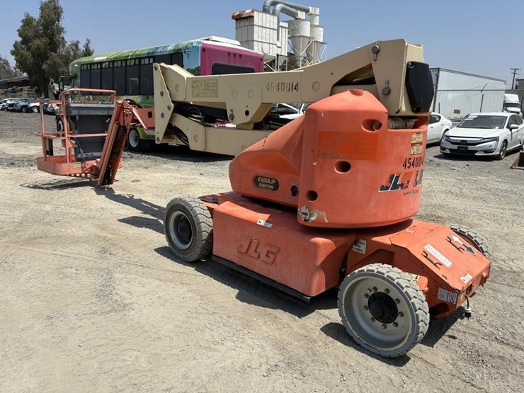 2011-jlg-e400ajpn-image-4