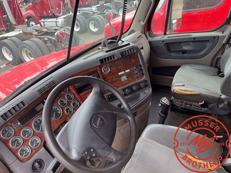 2013-freightliner-cascadia-125-image-19