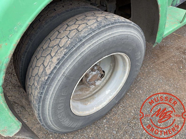 1998-freightliner-fl70-image-11