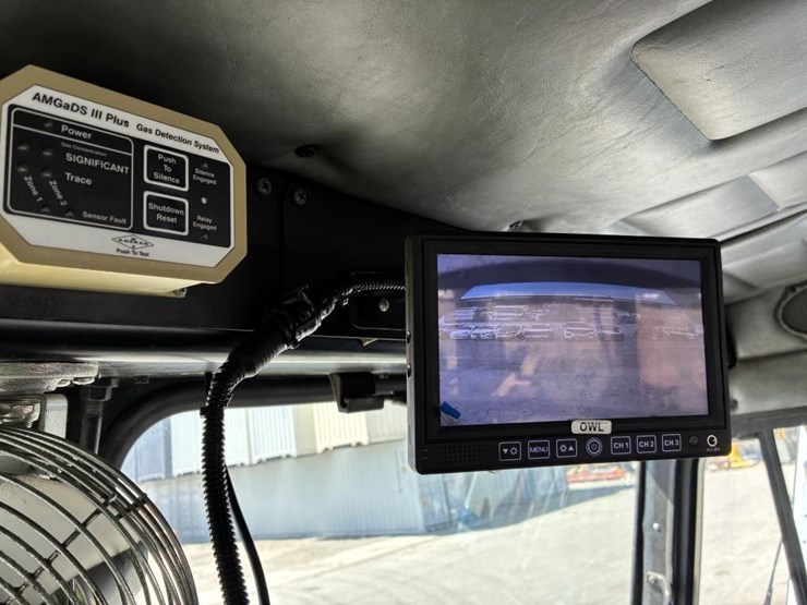 2009-peterbilt-320-image-16