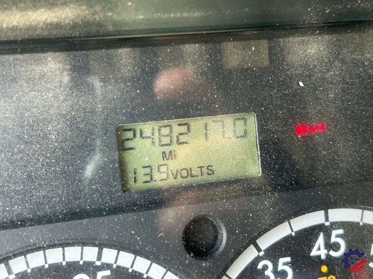 2010-freightliner-m2-106-image-119