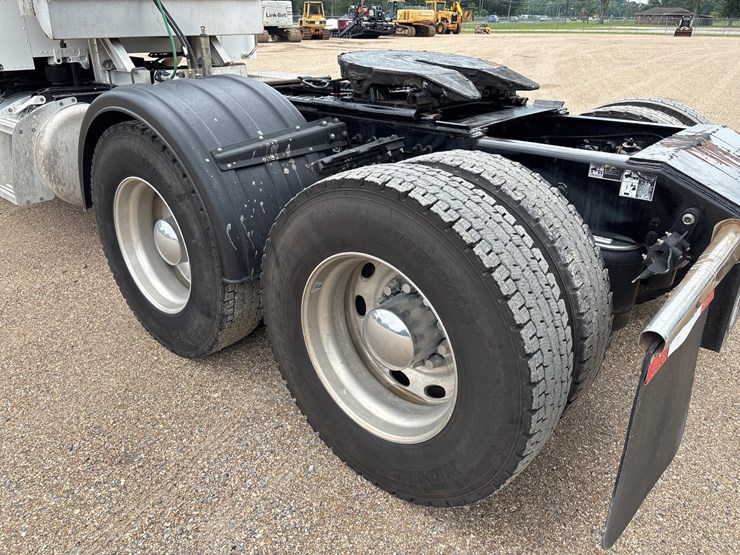 2020-peterbilt-567-image-5