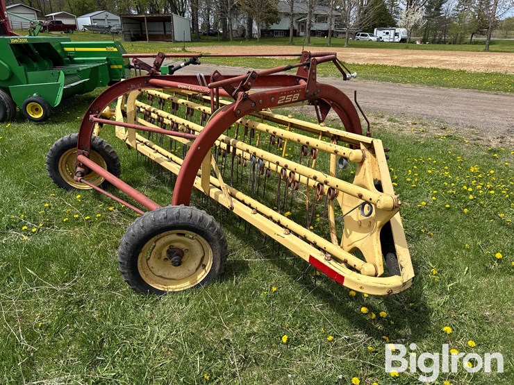 new-holland-258-image-5