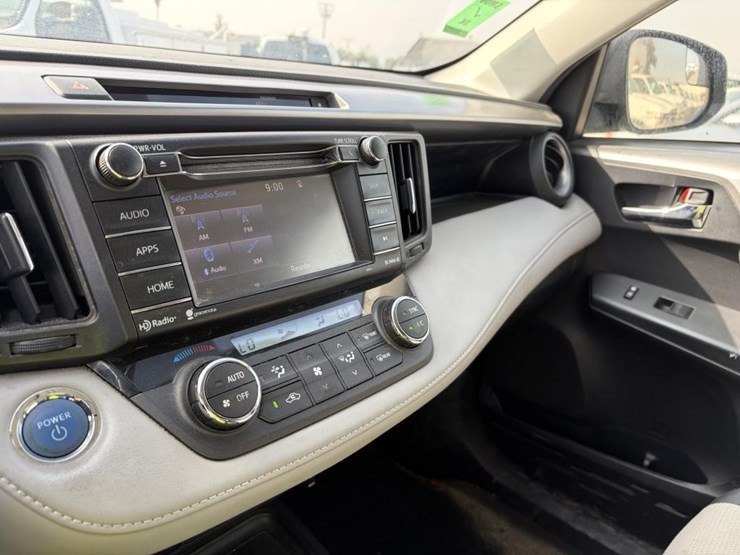 2016-toyota-rav4-image-17