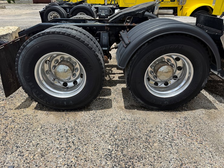 2014-peterbilt-389-image-16