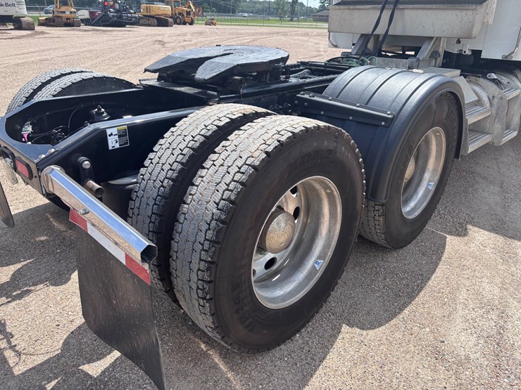 2021-peterbilt-567-image-7