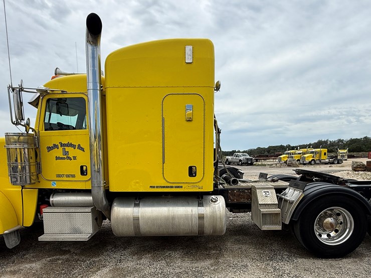 2014-peterbilt-389-image-8