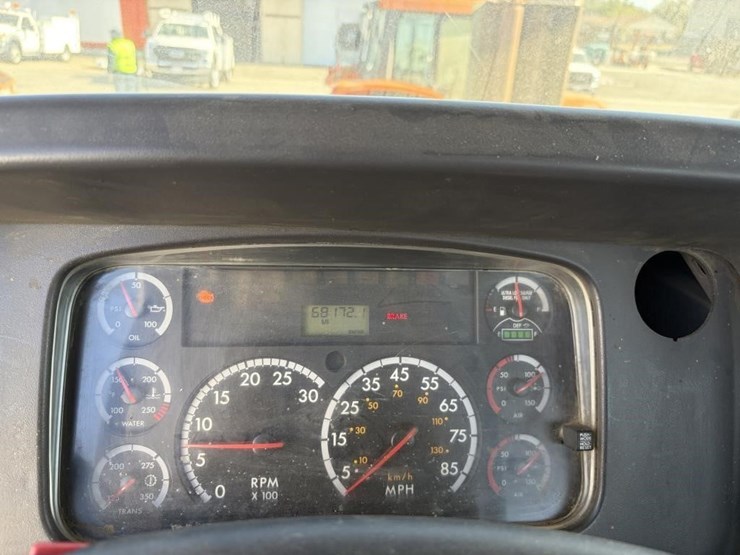 2012-freightliner-114sd-image-21