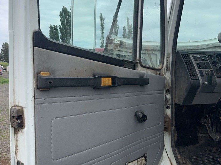 1998-freightliner-fl70-image-38