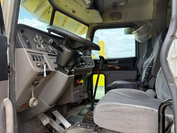 2014-peterbilt-389-image-11
