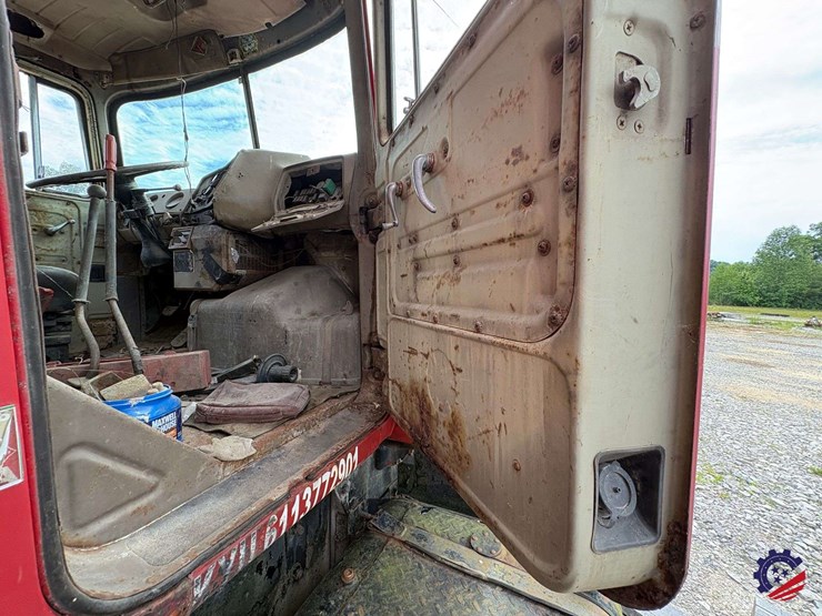 1981-mack-dm685s-image-23