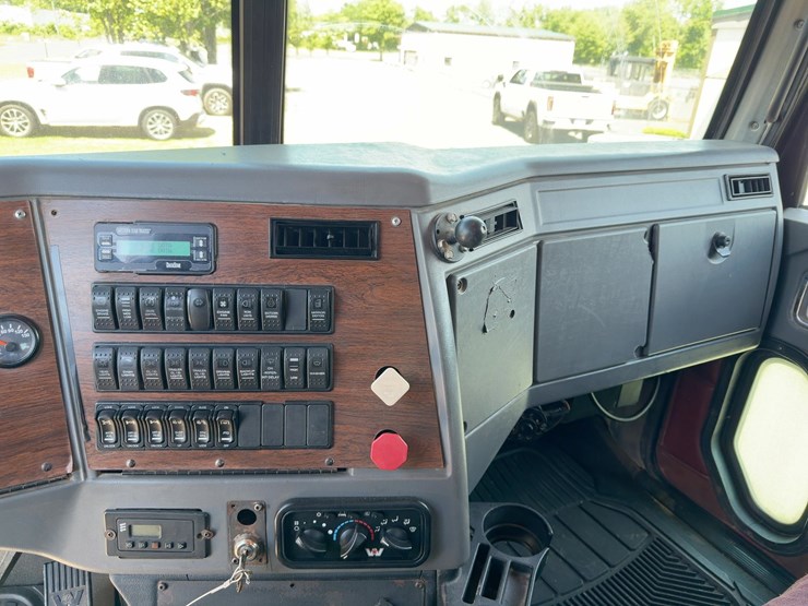 2011-western-star-4900sa-image-30
