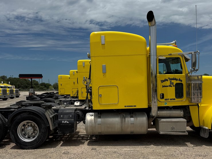 2015-peterbilt-389-image-4