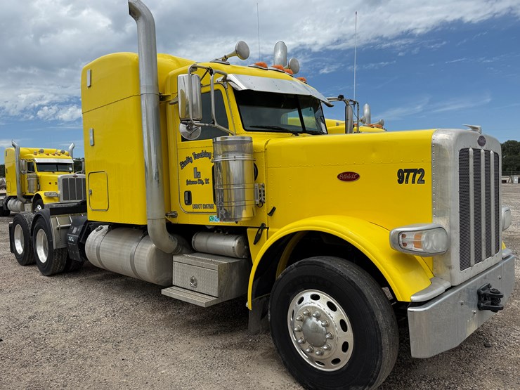 2015-peterbilt-389-image-3