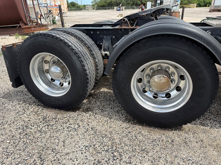 2015-peterbilt-389-image-16
