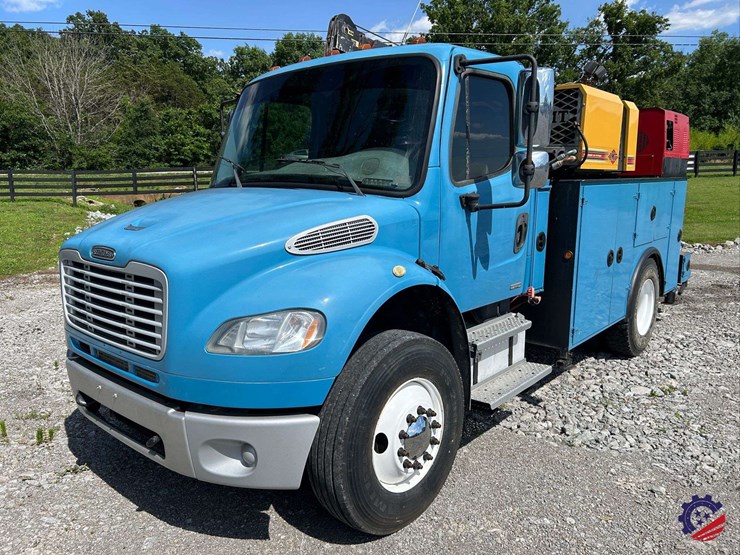 2010-freightliner-m2-106-image-12