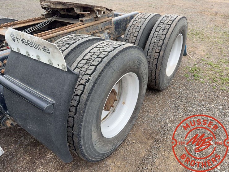 1997-freightliner-fld120-image-8