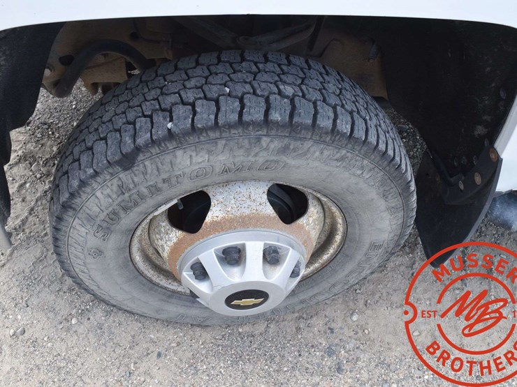 2015-chevrolet-3500-image-17