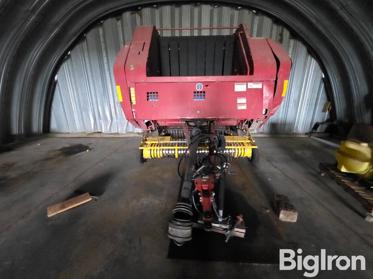 new-holland-br780-image-3