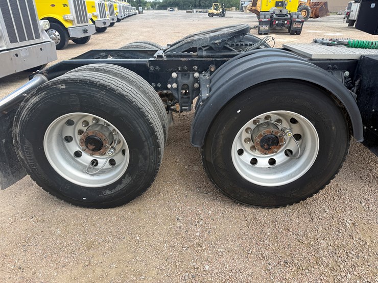 2014-peterbilt-389-image-16