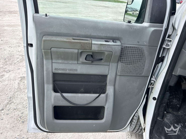 2013-ford-e-250-cargo-van-image-14