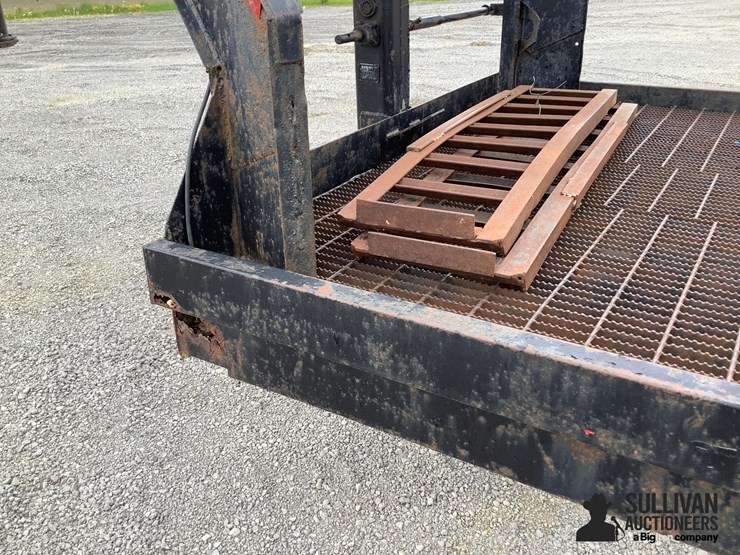 2013-utility-flatbed-image-13