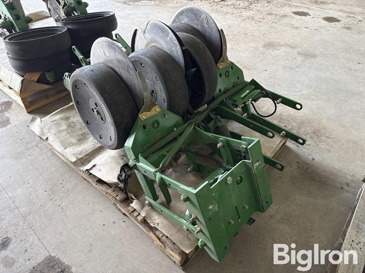 john-deere-planter-units-w/roller-wheels-image-3