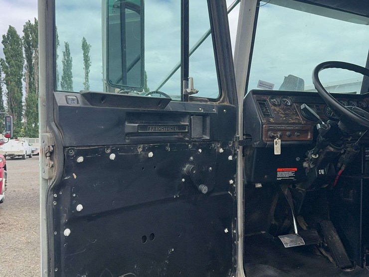 1997-freightliner-fld120-image-48