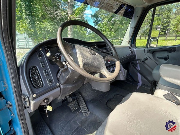 2010-freightliner-m2-106-image-112