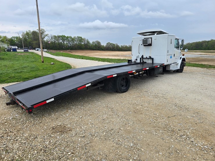 2001-freightliner-fl60-image-14