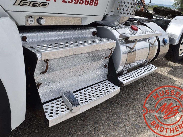 2016-kenworth-t880-image-21