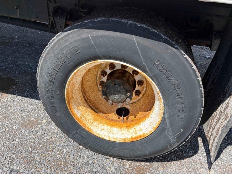 2001-freightliner-fl70-image-8