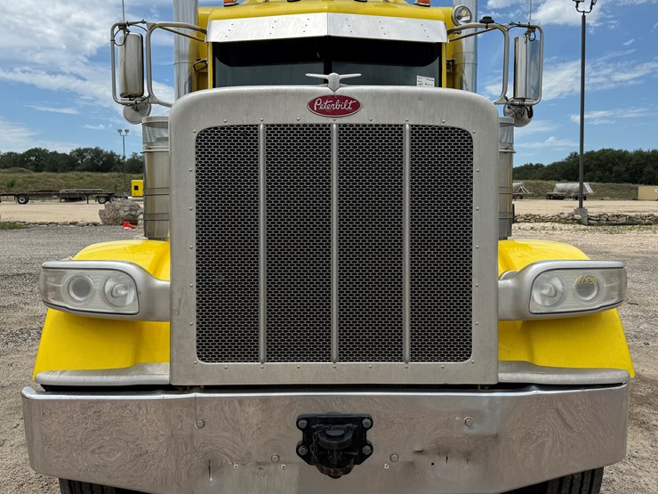 2013-peterbilt-389-image-2