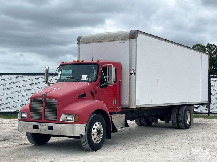 2002-kenworth-t300-image-1