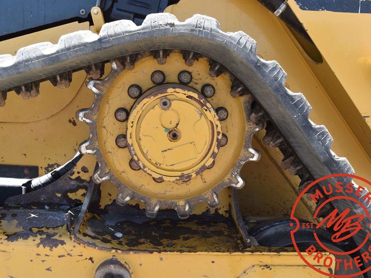 2017-caterpillar-d2-image-30