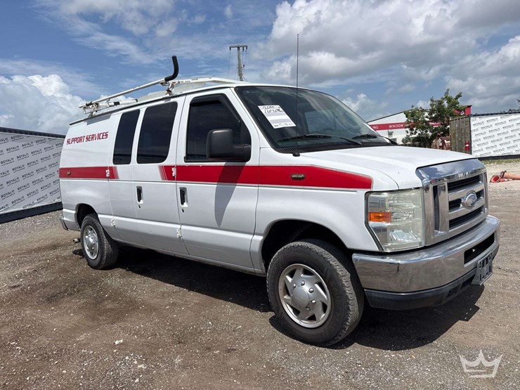 2014-ford-e-150-cargo-van-image-2