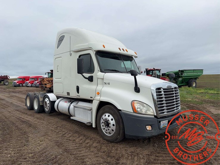 2012-freightliner-cascadia-125-image-1