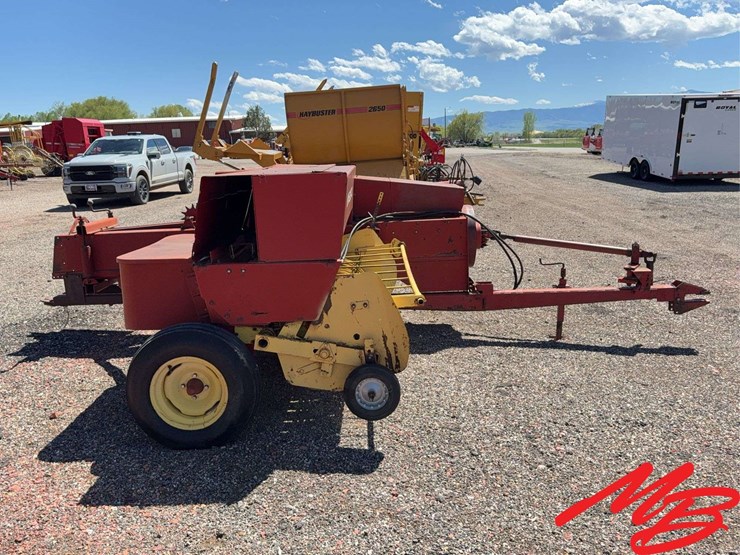 new-holland-320-image-4
