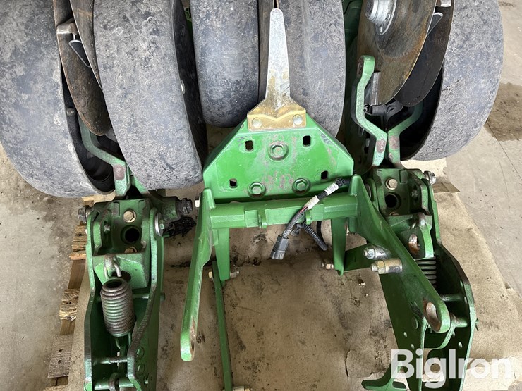john-deere-planter-units-w/roller-wheels-image-10