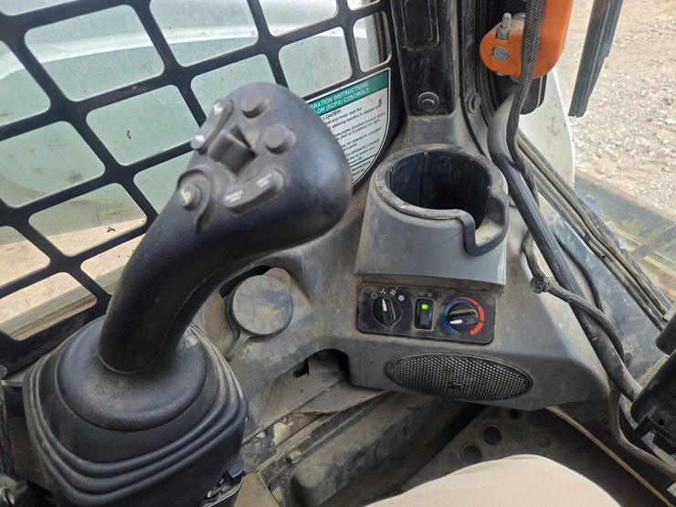 2023-bobcat-t770-image-34