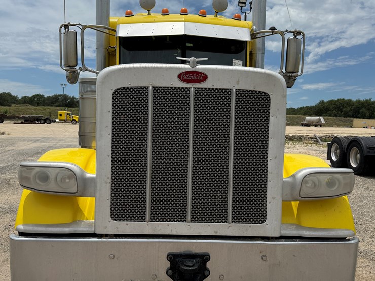 2014-peterbilt-389-image-2