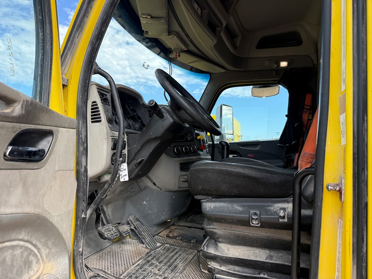 2018-peterbilt-567-image-11