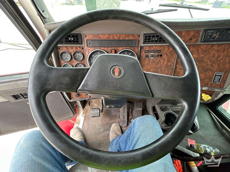 2002-kenworth-t300-image-12