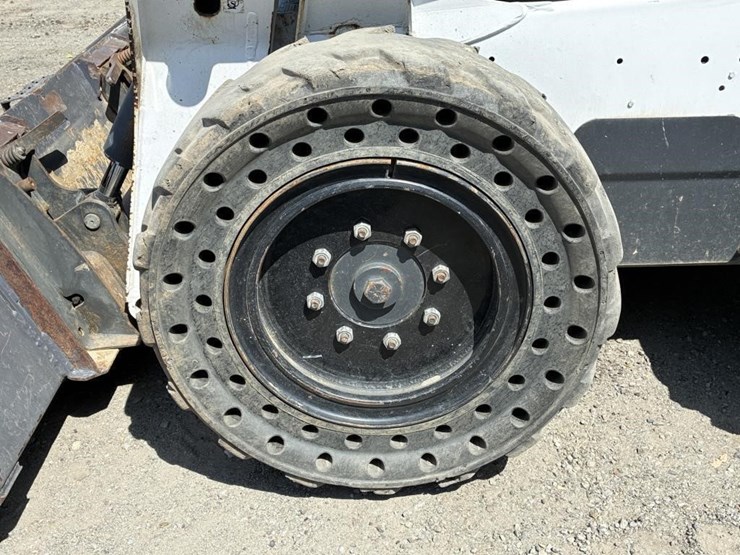 2008-bobcat-s570-image-11