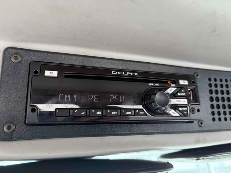 2001-freightliner-fl70-image-16