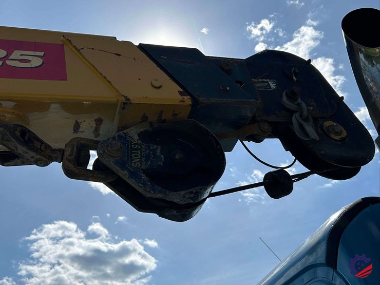2010-freightliner-m2-106-image-71
