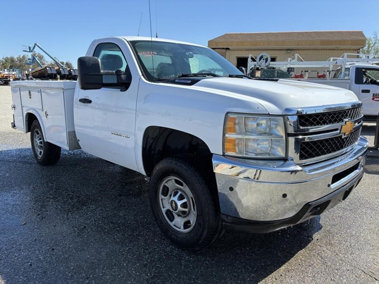 2011-chevrolet-2500hd-image-2