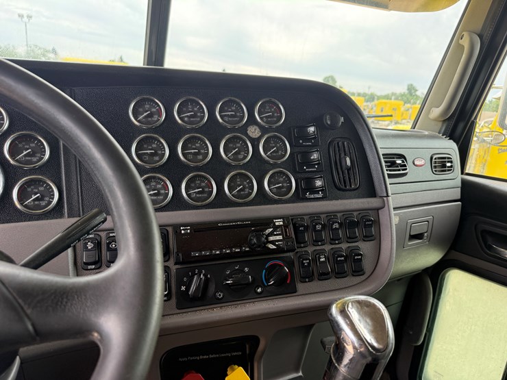 2013-peterbilt-389-image-12
